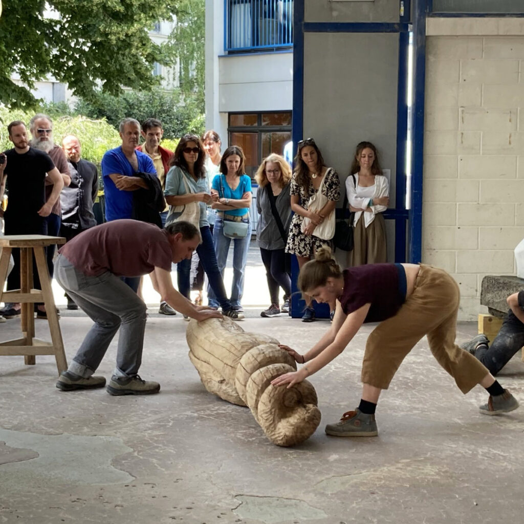 Performance dansée avec manipulation des pièces à l'occasion de l'exposition Sur Mesures du samedi 11 juin 2022 sur le site Glacière des Ateliers des Beaux-arts de la Ville de Paris