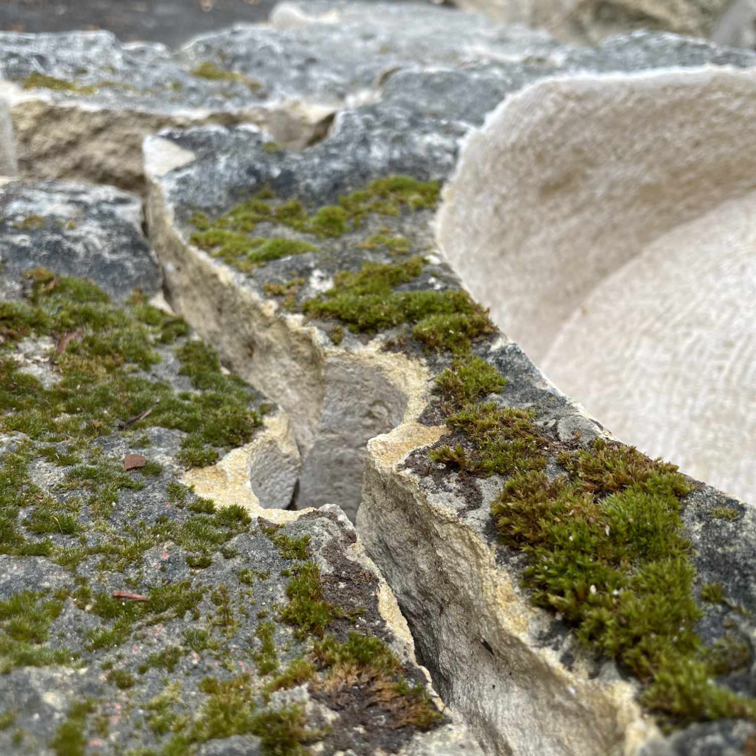 Détail de L'épaisseur, une sculpture sur pierre - 2023 ©David Chamalet