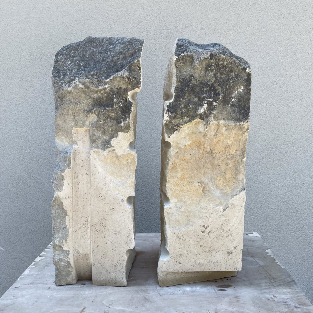 La profondeur ©David Chamalet est une sculpture sur pierre de massangis jaune - 2024