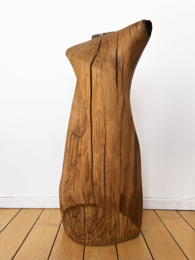 La sculpture Figure 8 ©David Chamalet (chêne) de face